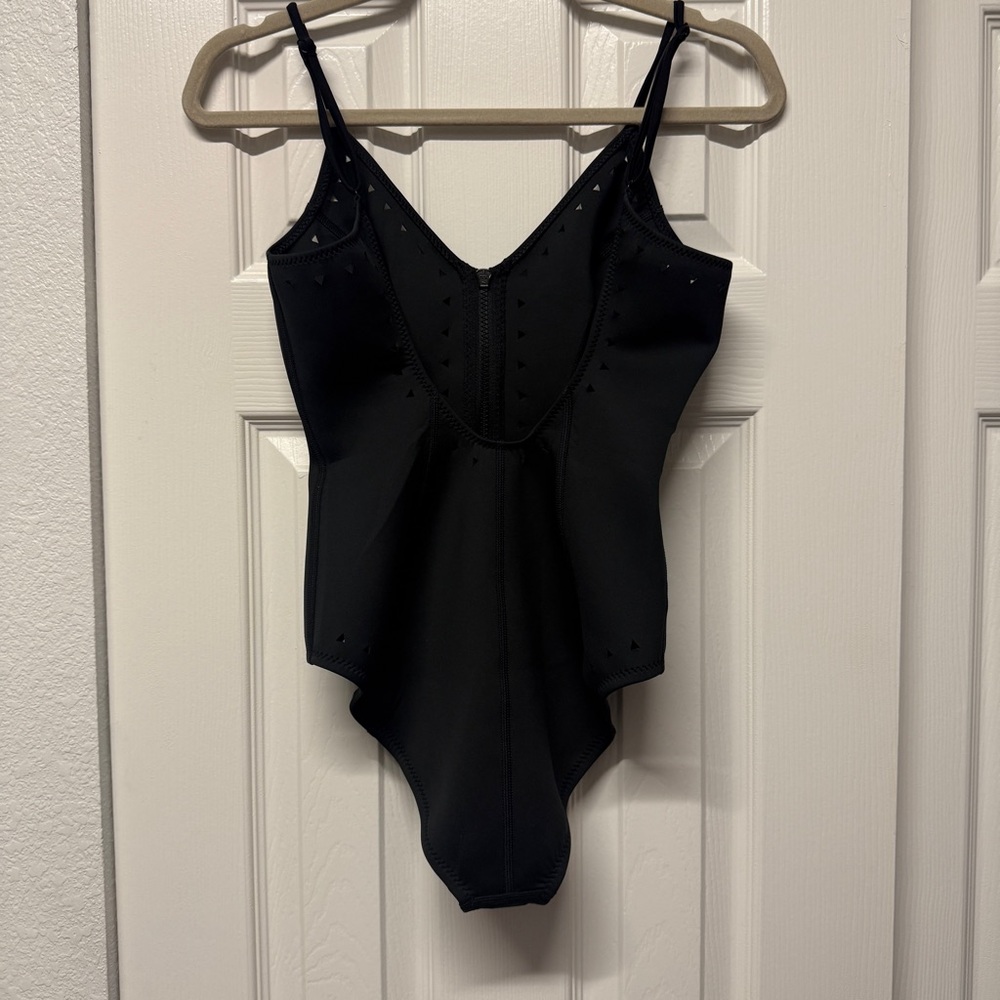 Gigi C| NWT Alexandra Black Cut out Swimsuit in Size M - Picture 5 of 15